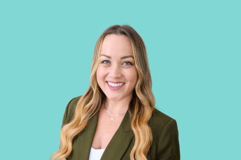 Portrait of Sara Vicioso on a teal background.